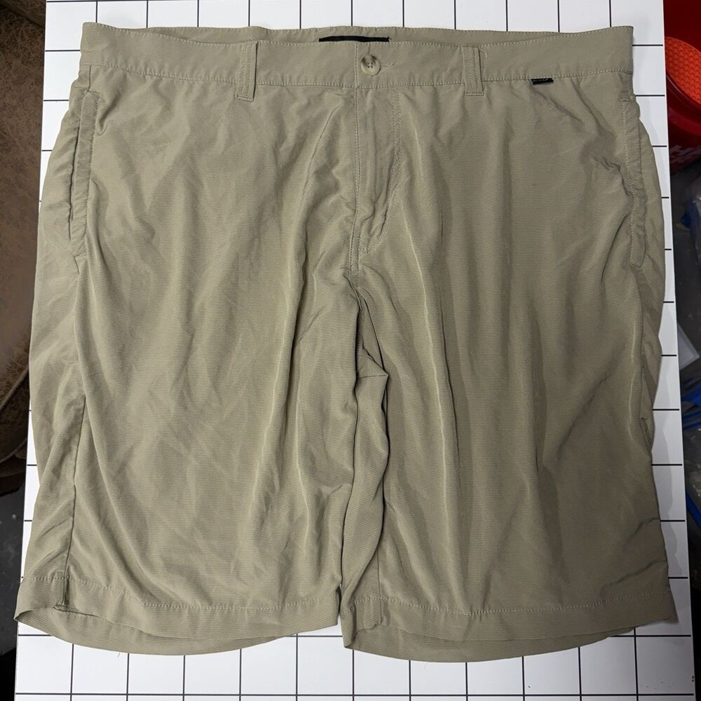 TravisMathew Carlsbad Mens 40 Golf Shorts Khaki Tan Micro Stripe Stretch